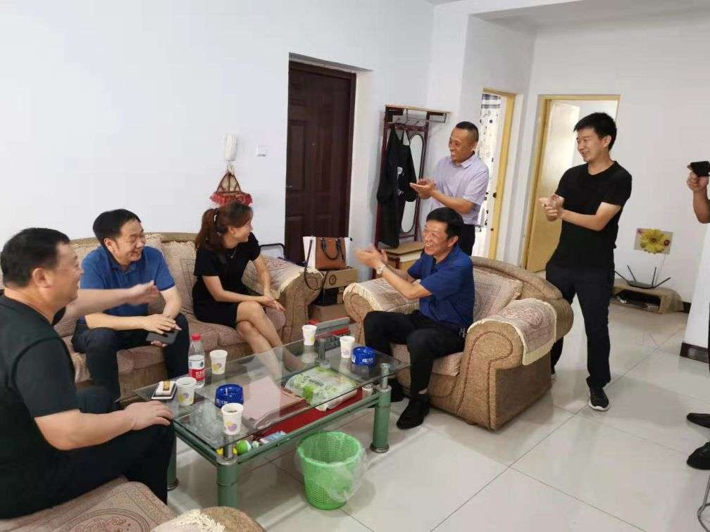 中铁六院集团公司工会开展夏送清凉活动——慰问西安院EPC项目部一线员工(图1) 中铁六院集团公司工会开展夏送清凉活动——慰问西安院EPC项目部一线员工(图1)