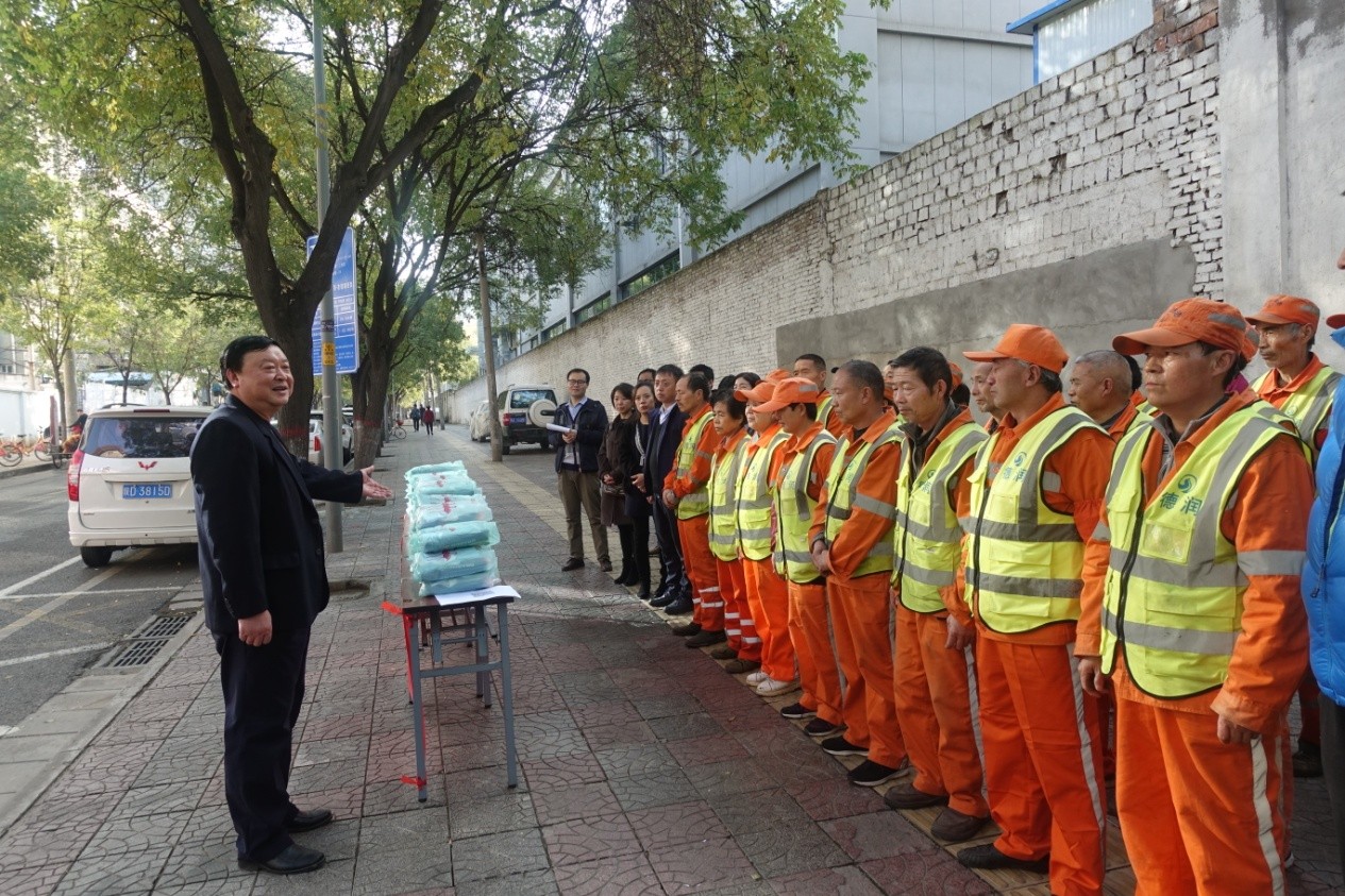 中铁西安院行管党支部开展志愿者服务活动(图1) 中铁西安院行管党支部开展志愿者服务活动(图1)