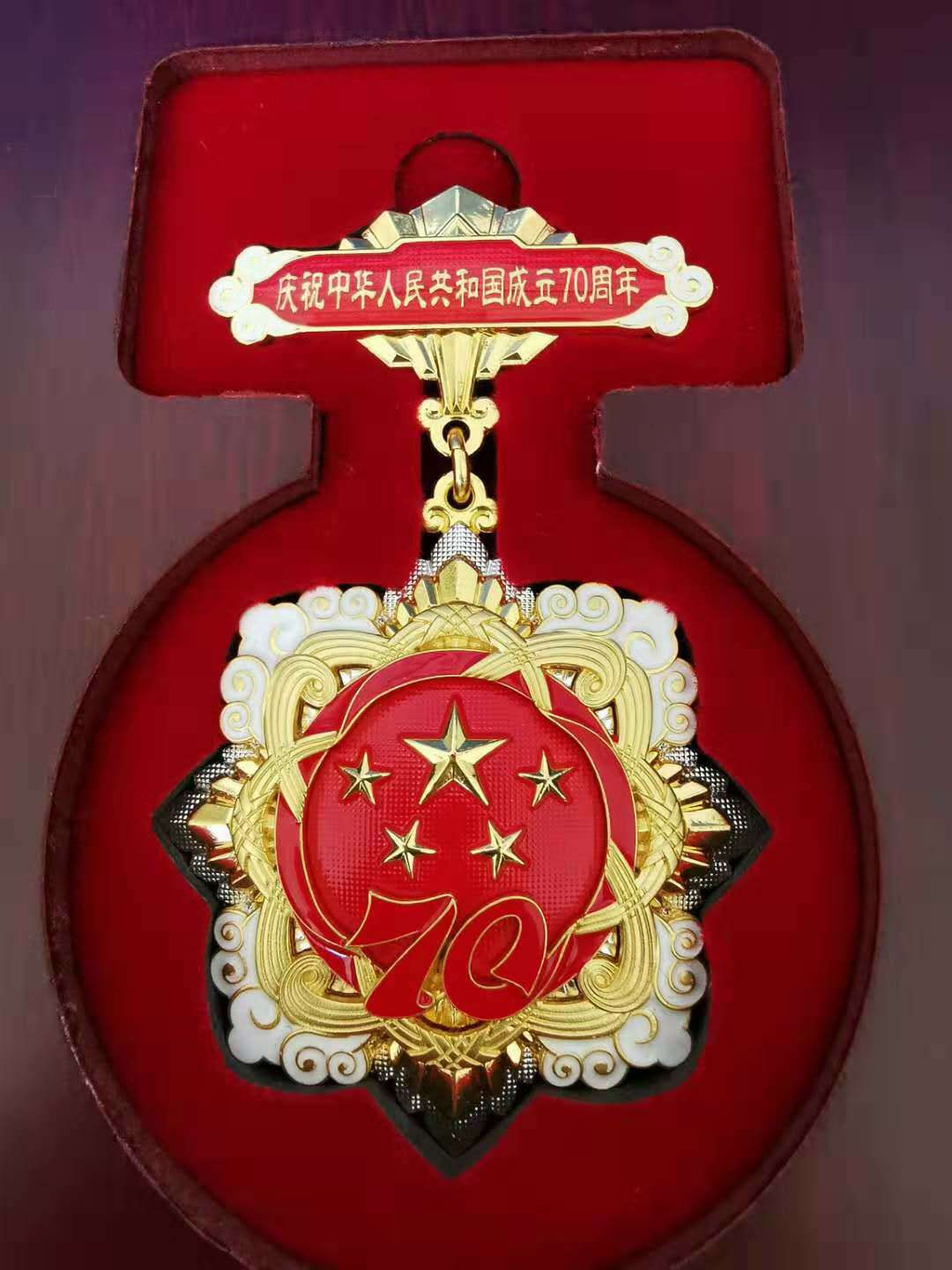 白淑萱参加最美劳动者——“新中国成立以来陕西最具影响的劳动模范”颁奖典礼(图2)