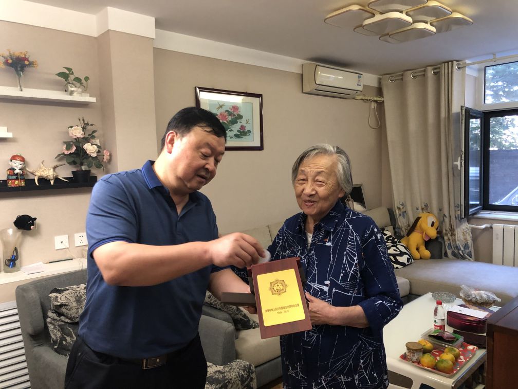 中铁西安院国庆前夕慰问离休老干部、老劳模(图1) 中铁西安院国庆前夕慰问离休老干部、老劳模(图1)