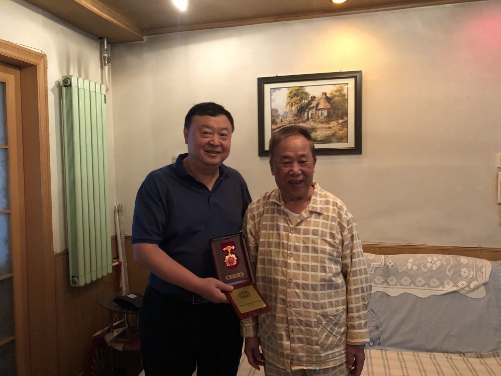 中铁西安院国庆前夕慰问离休老干部、老劳模(图2) 中铁西安院国庆前夕慰问离休老干部、老劳模(图2)