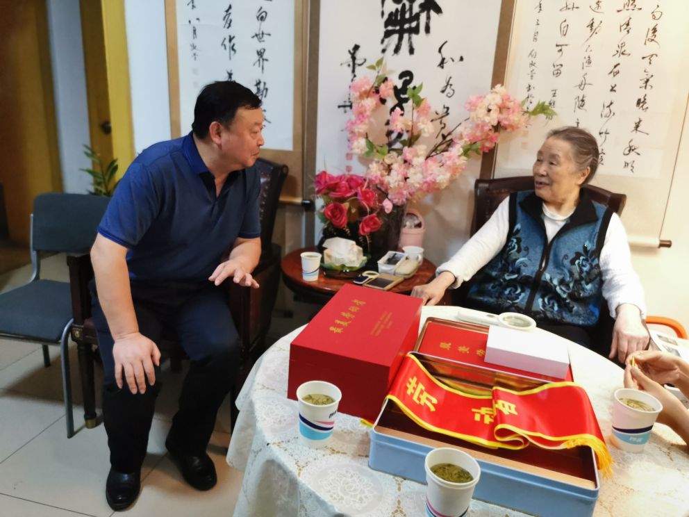 中铁西安院国庆前夕慰问离休老干部、老劳模(图3) 中铁西安院国庆前夕慰问离休老干部、老劳模(图3)