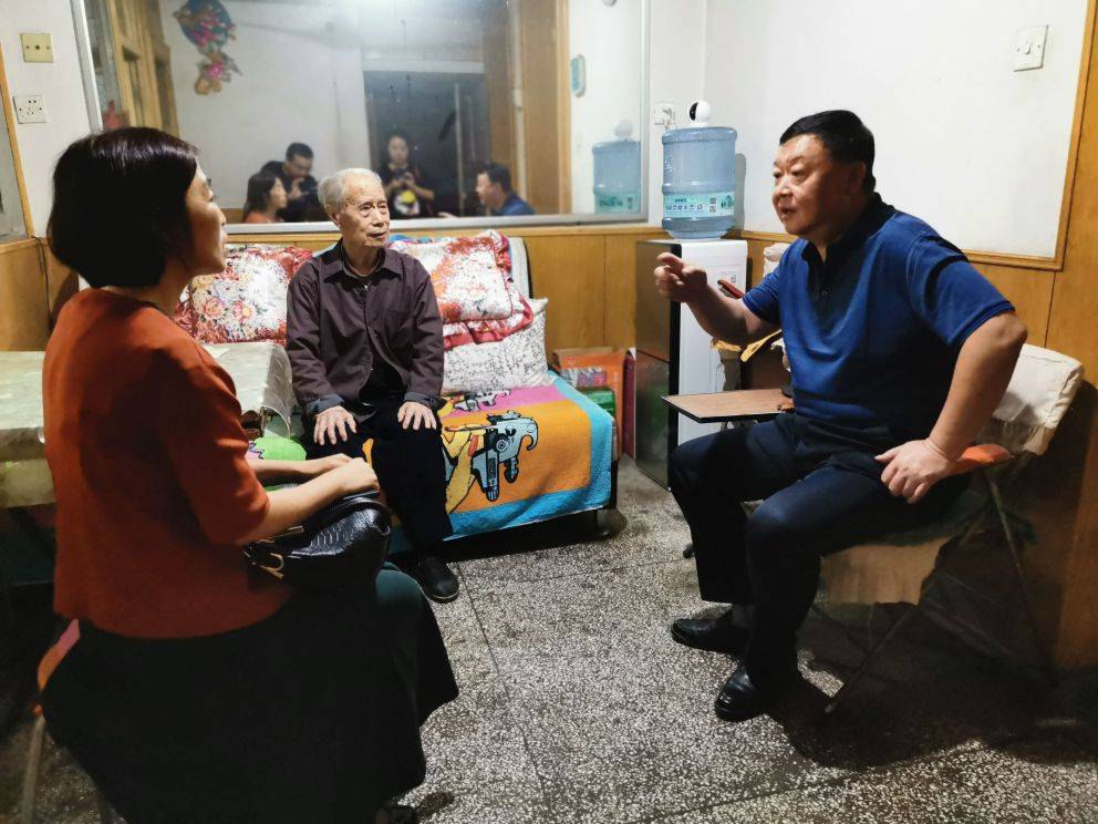 中铁西安院国庆前夕慰问离休老干部、老劳模(图4) 中铁西安院国庆前夕慰问离休老干部、老劳模(图4)