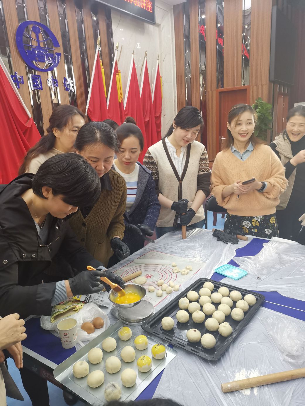 中铁西安院女工委举办“学烘焙技巧、展巾帼风采”烘焙体验培训(图1) 中铁西安院女工委举办“学烘焙技巧、展巾帼风采”烘焙体验培训(图1)