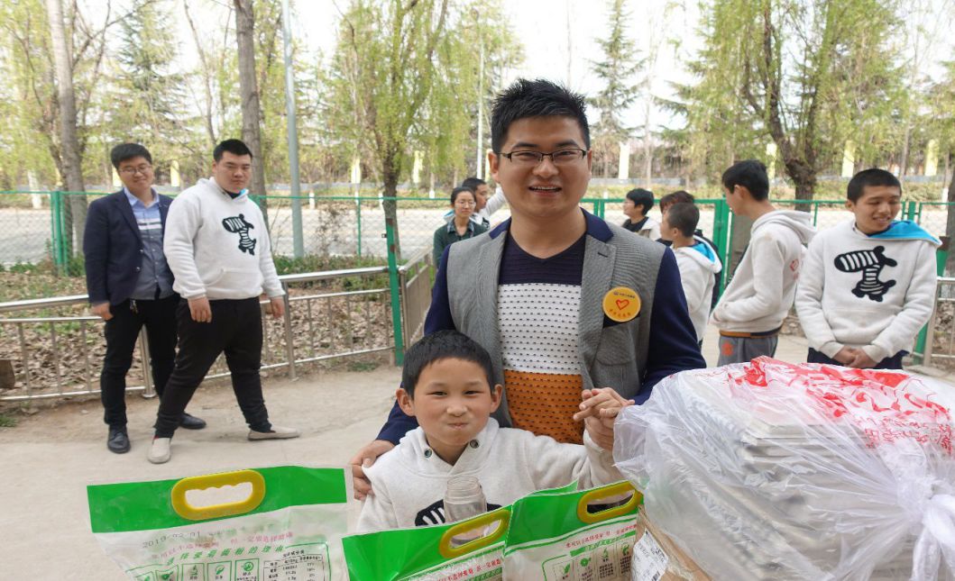 学习雷锋好榜样 传递青春正能量 ——中铁西安院团委赴儿童福利院献爱心(图2)