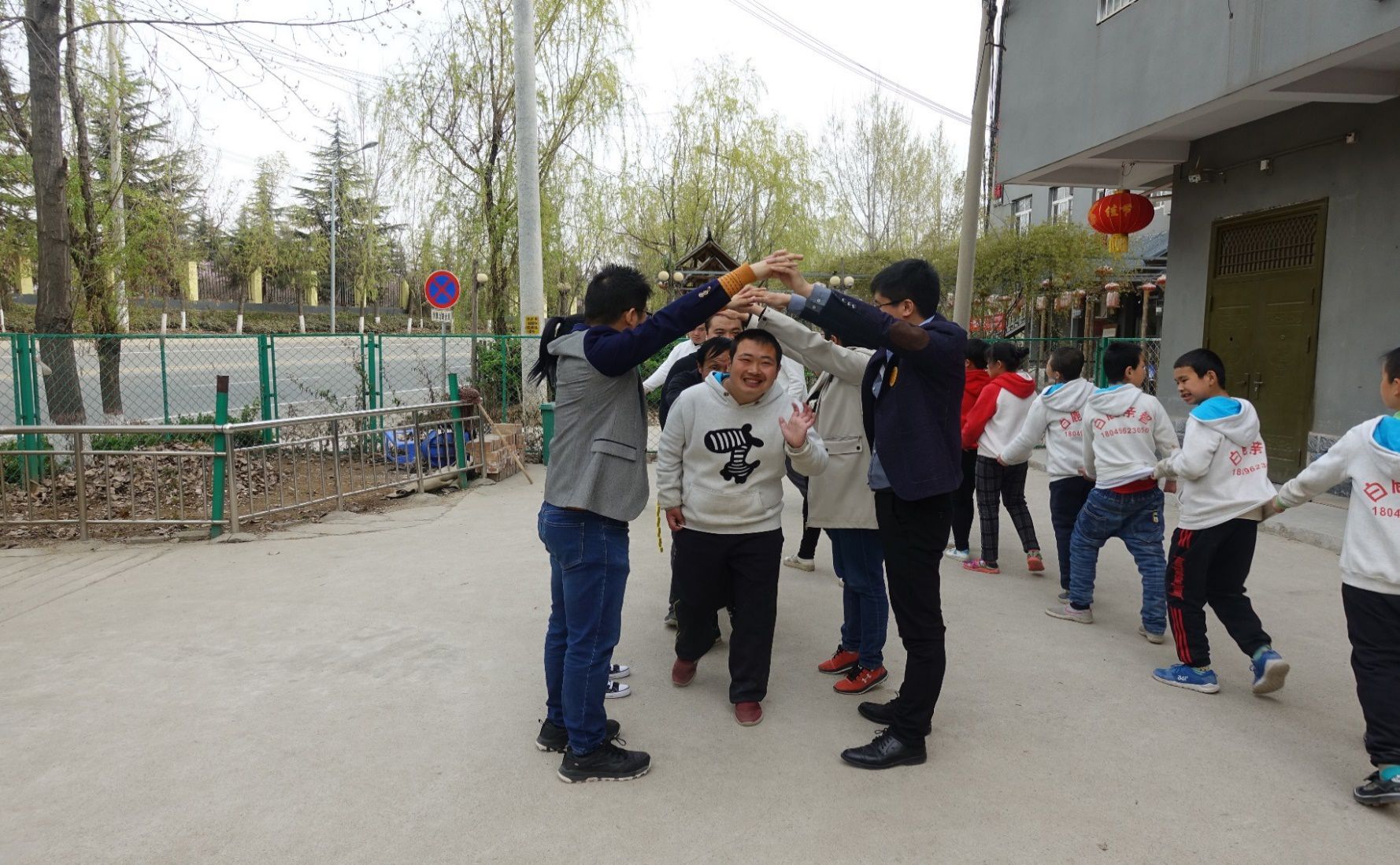 学习雷锋好榜样 传递青春正能量 ——中铁西安院团委赴儿童福利院献爱心(图3)