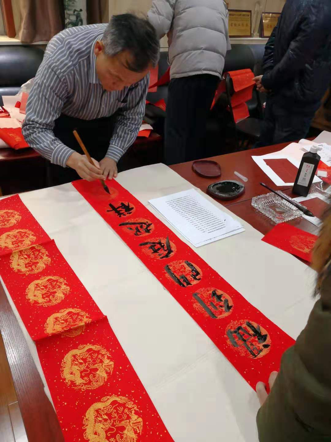 “迎新春，送祝福，送春联” ——西安院工会开展写春联活动(图1)