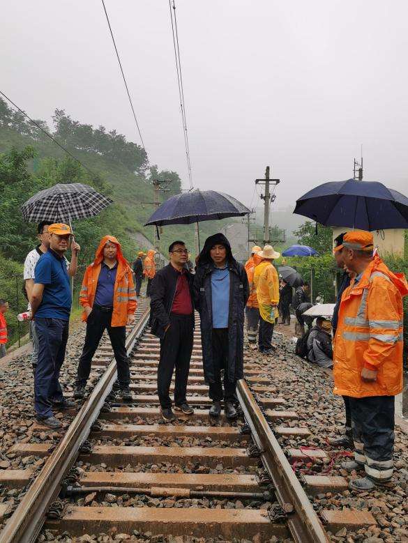 应急抢险  彰显担当--中铁六院西安院助力宝中线山体溜坍抢险(图9)