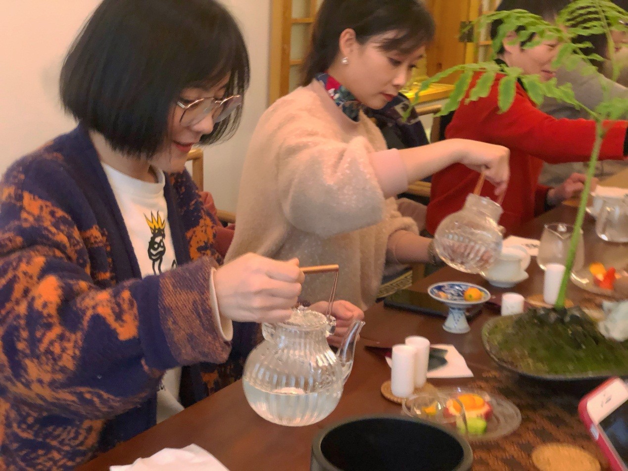 “佳人品茗时 素手裹茶香”——西安院女工委举办“三八”茶艺品鉴活动(图3)