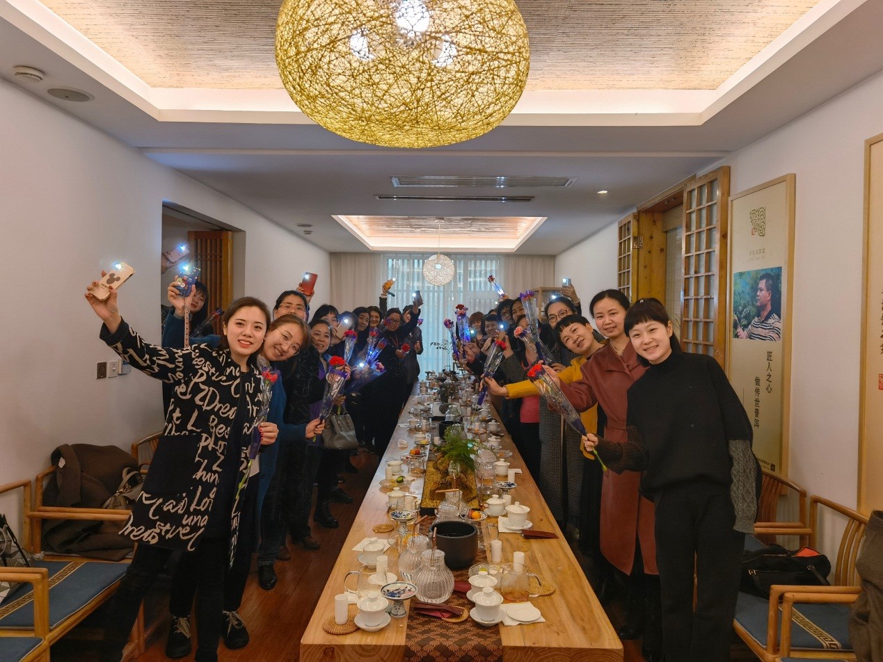 “佳人品茗时 素手裹茶香”——西安院女工委举办“三八”茶艺品鉴活动(图6)