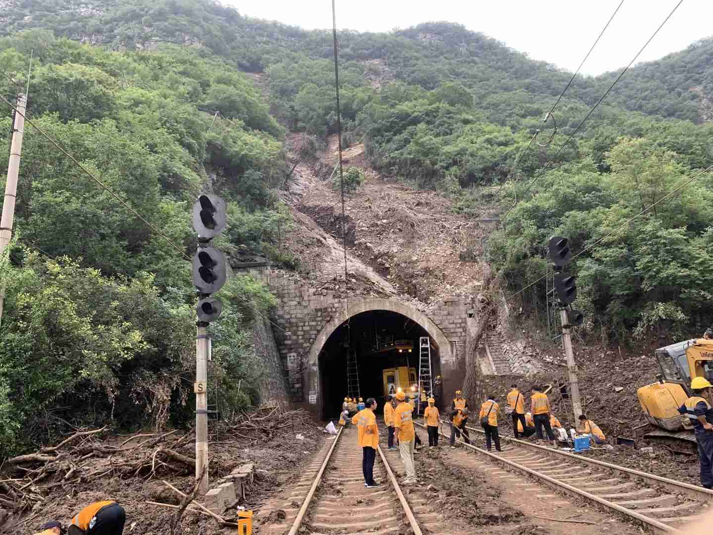 抵达现场后,抢险突击队在浓浓的夜色下与月山工务段进行对接,了解险情