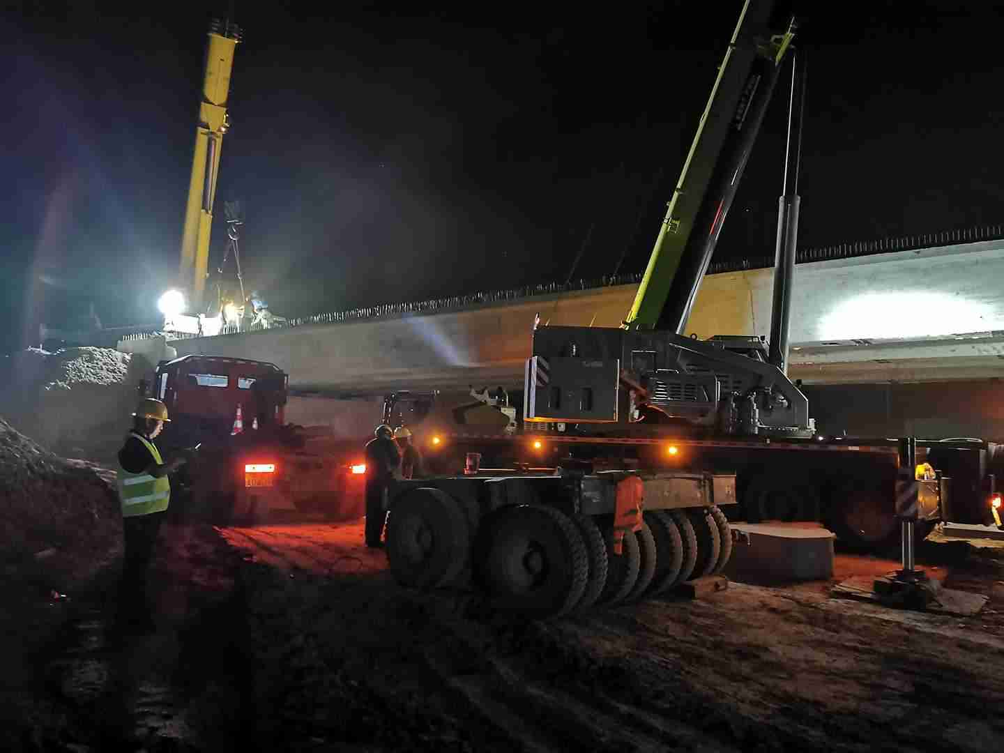 神渭管道富余煤浆工程铁路专用线EPC工程跨线桥架梁圆满成功(图3)