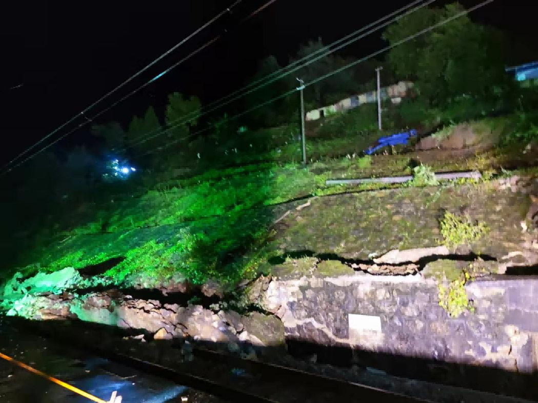抢险救援风雨兼程 危急当前风雨无阻  ——记西安院宝成线抢险组(图2)