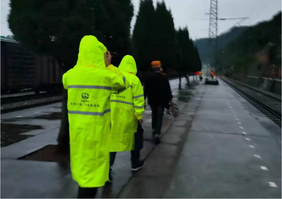 抢险救援风雨兼程 危急当前风雨无阻  ——记西安院宝成线抢险组(图1)