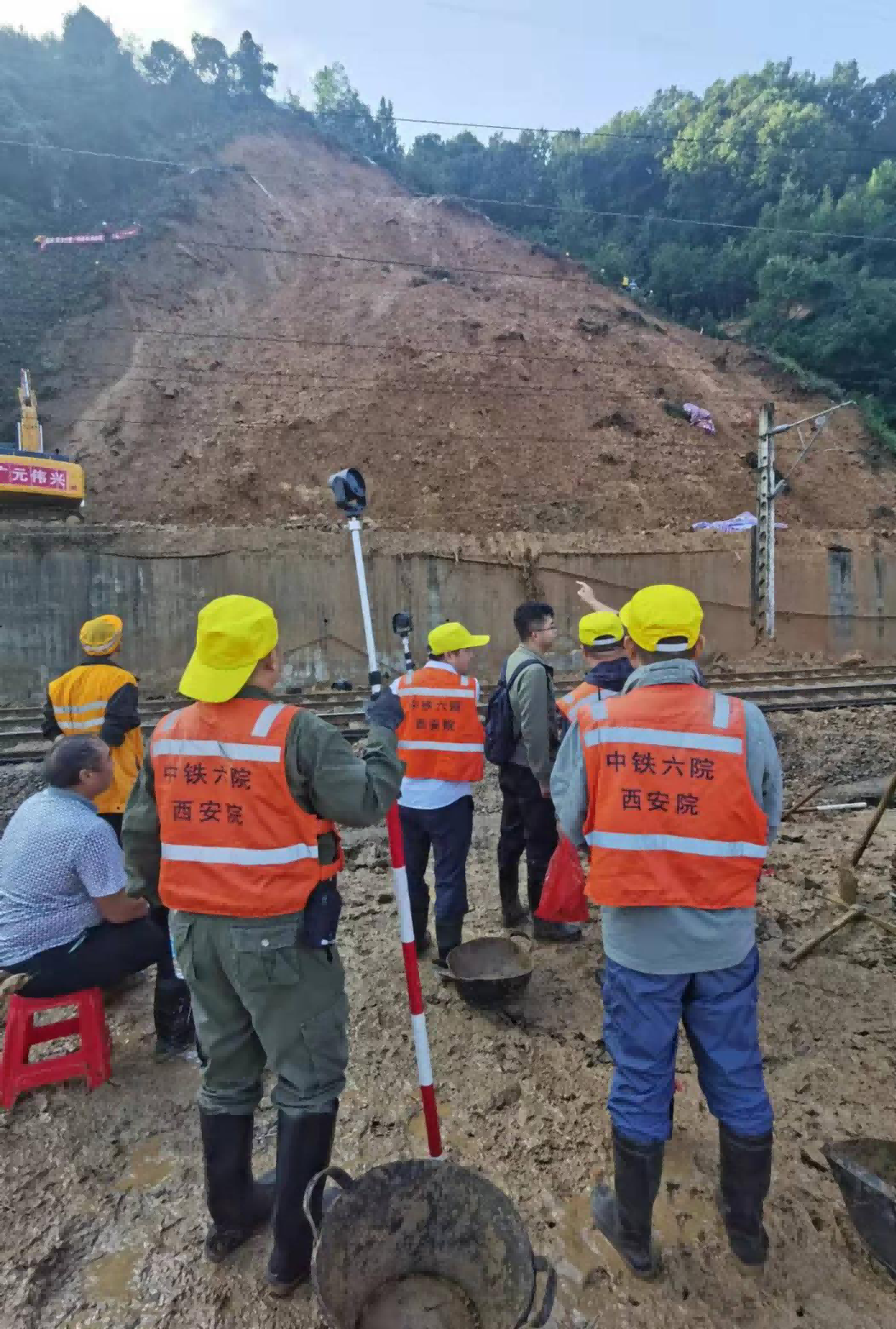 抢险救援风雨兼程 危急当前风雨无阻  ——记西安院宝成线抢险组(图3)