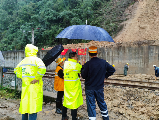 抢险救援风雨兼程 危急当前风雨无阻  ——记西安院宝成线抢险组(图4)