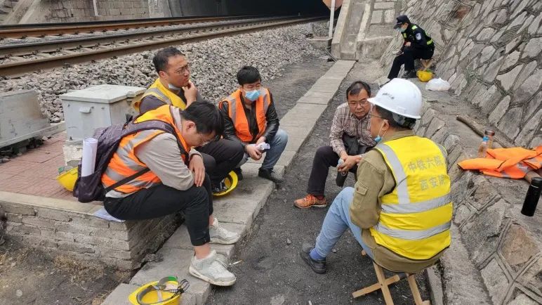 争分夺秒 日夜奋战 彰显央企担当 ——中铁西安院完成既有铁路隧道应急抢险及处治纪实(图1)
