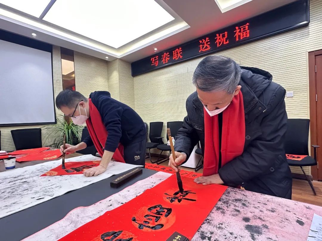 提笔蕴词送祝福 翰墨飘香迎新春(图1)