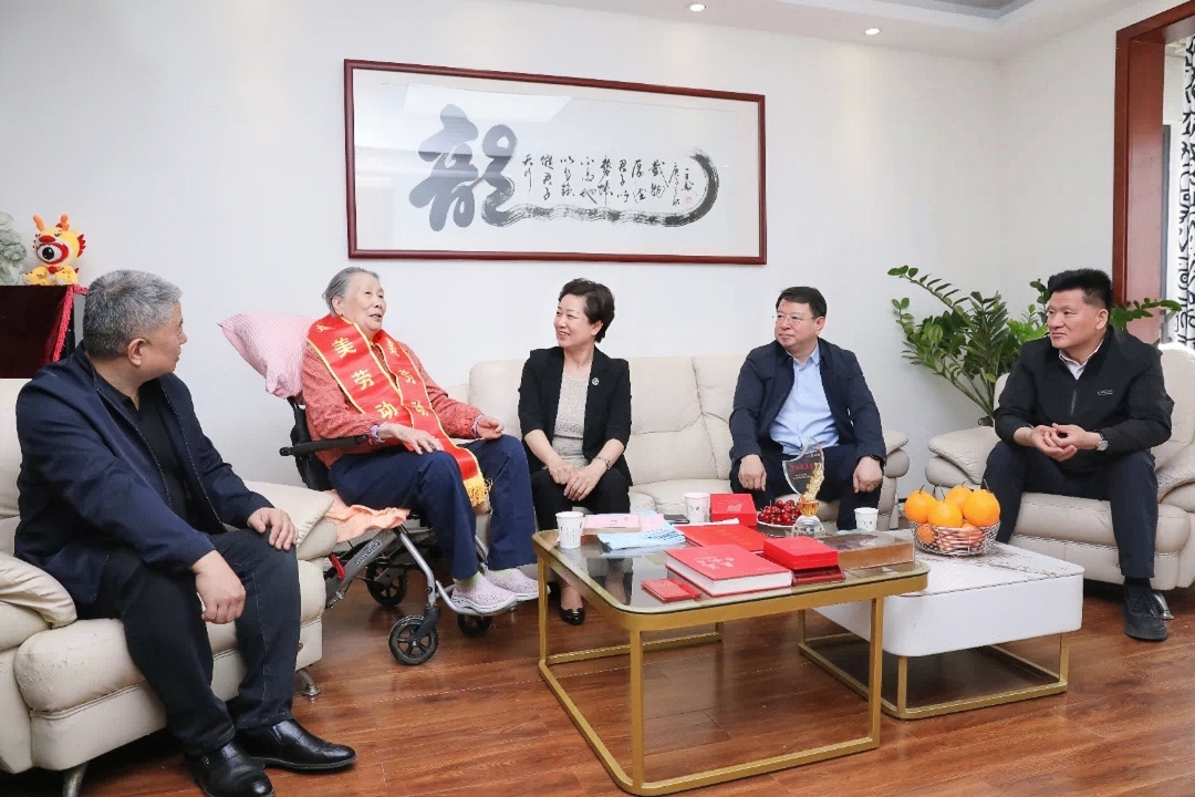 李晓英看望慰问我院全国先进生产者白淑萱(图1)