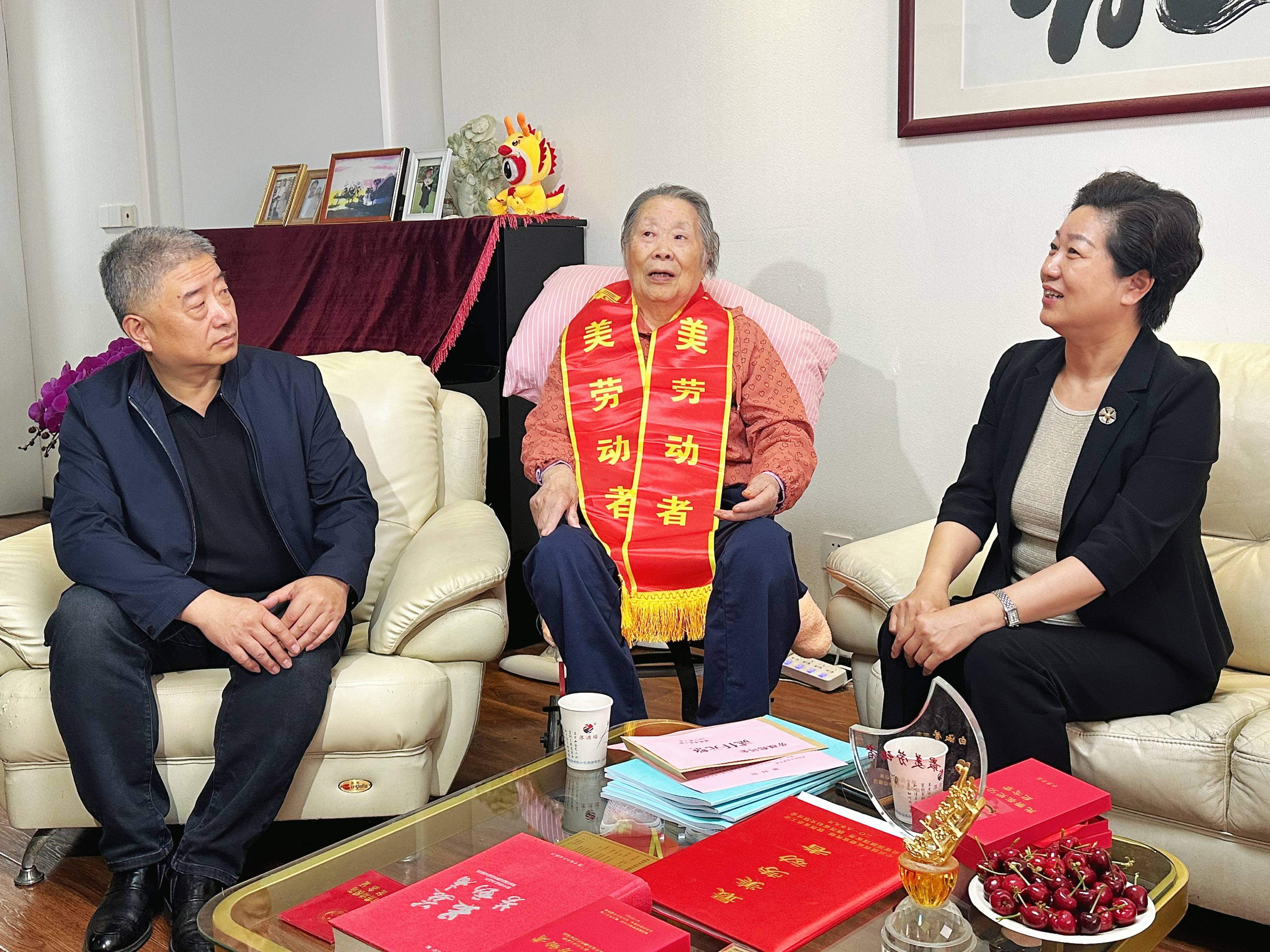 李晓英看望慰问我院全国先进生产者白淑萱(图2)