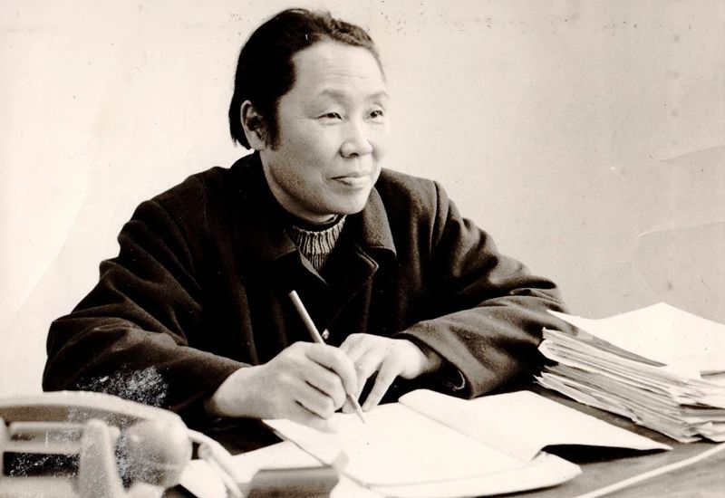 李晓英看望慰问我院全国先进生产者白淑萱(图3)